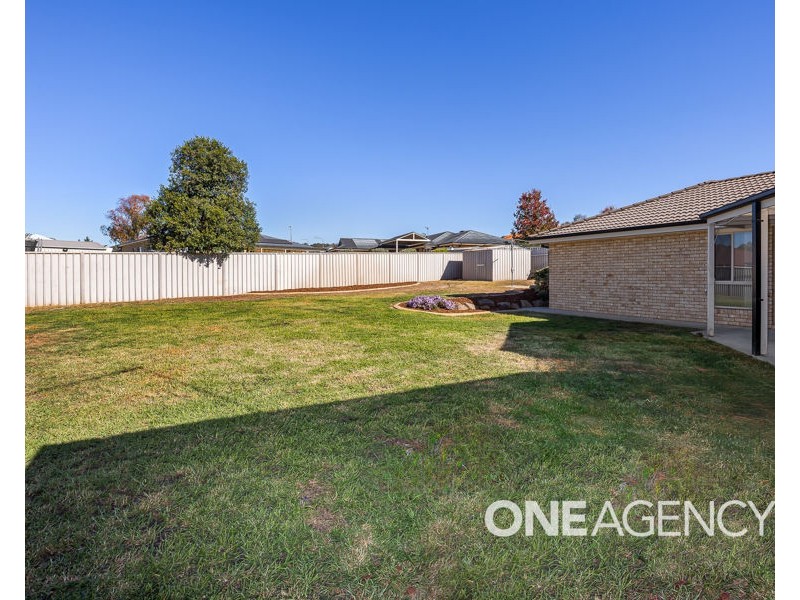 2 COWAN PLACE, Lloyd NSW 2650