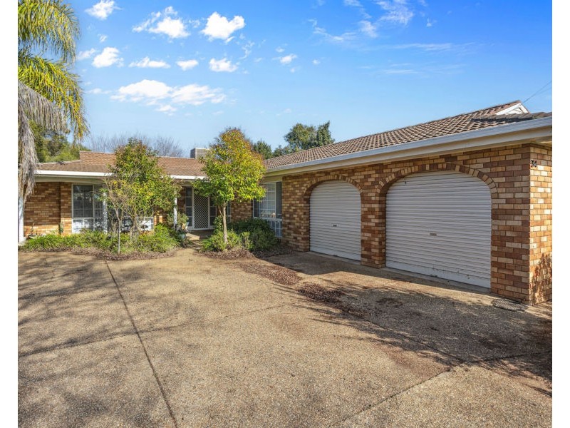 34 OLEANDER CRESCENT, Lake Albert NSW 2650