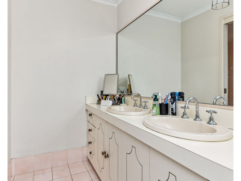 34 OLEANDER CRESCENT, Lake Albert NSW 2650