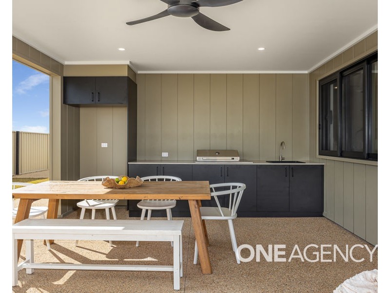 12 LAWRENCE AVENUE, Gobbagombalin NSW 2650
