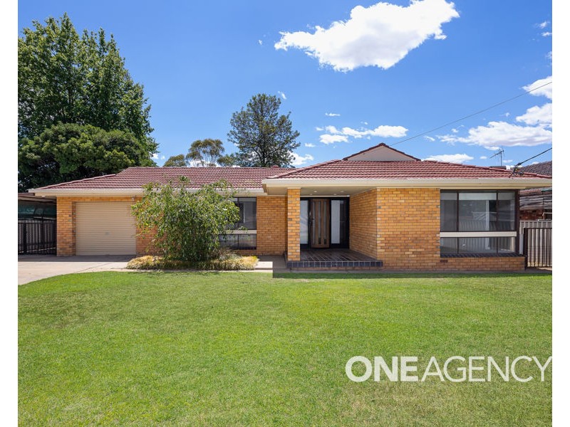 15 JACARANDA DRIVE, Lake Albert NSW 2650