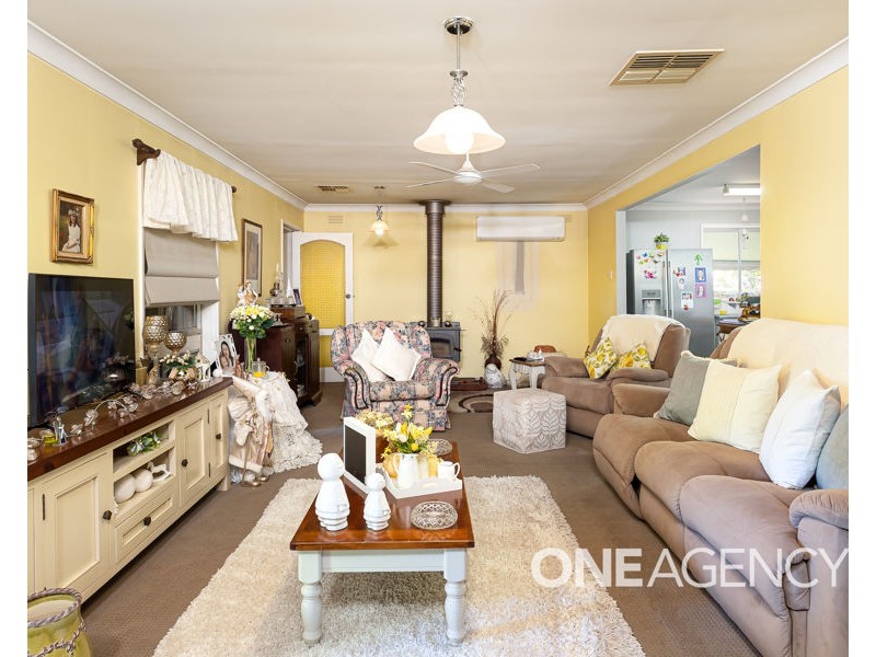 1 HAWKES PLACE, Tolland NSW 2650