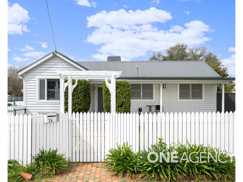 24 THE BOULEVARDE, Kooringal NSW 2650