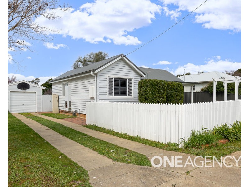 24 THE BOULEVARDE, Kooringal NSW 2650