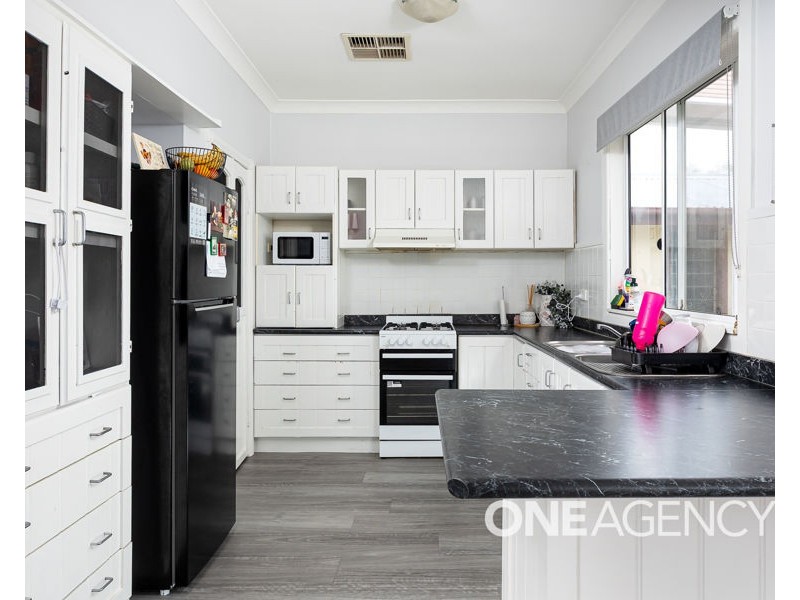 24 THE BOULEVARDE, Kooringal NSW 2650