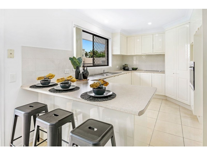 11 Ensenada Court, Broadbeach Waters QLD 4218