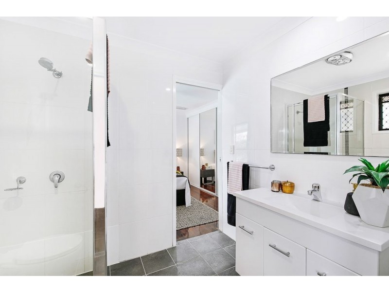 11 Ensenada Court, Broadbeach Waters QLD 4218