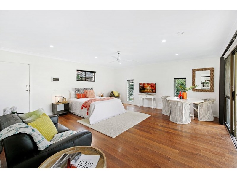 11 Ensenada Court, Broadbeach Waters QLD 4218