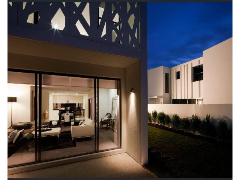 10011 The Boulevard Lane, Benowa QLD 4217