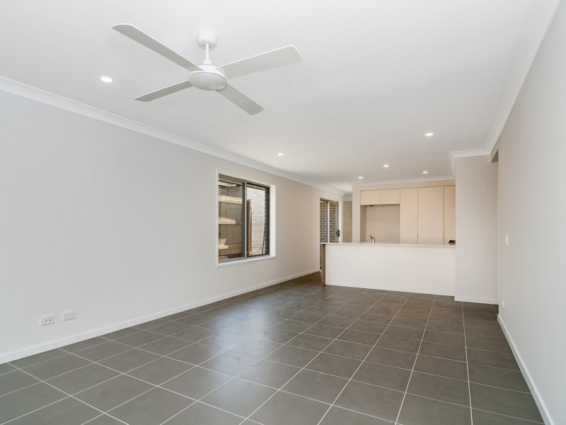 4 Chambers Ridge Boulevard, Park Ridge QLD 4125