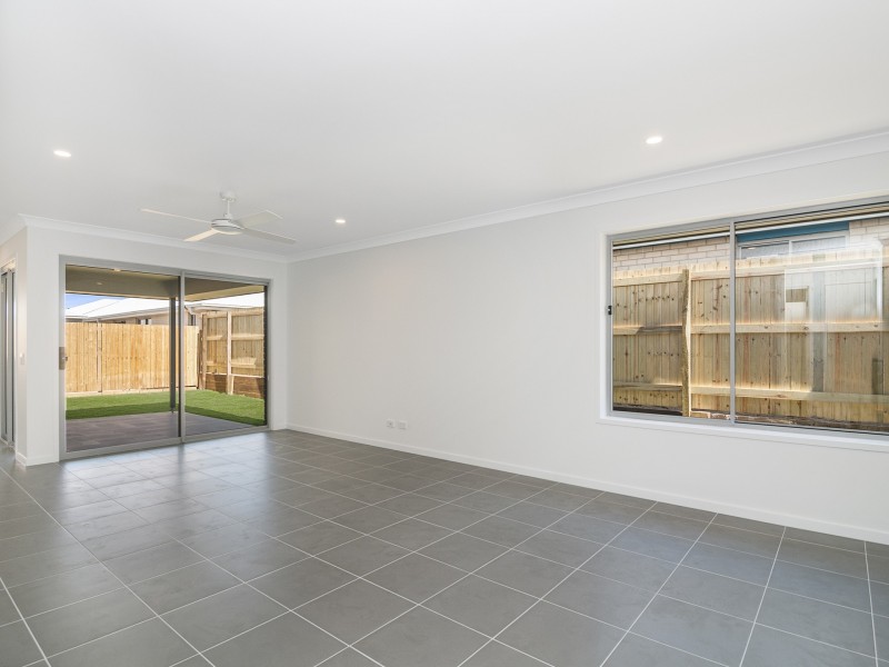 4 Chambers Ridge Boulevard, Park Ridge QLD 4125