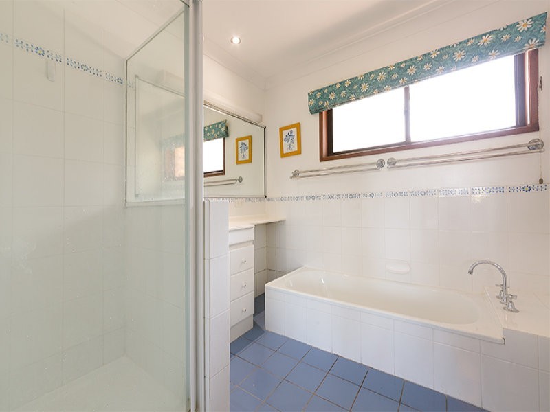 5 Bynoe Close, Chapel Hill QLD 4069