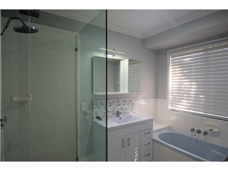 10 Sonorous Close, Regents Park QLD 4118