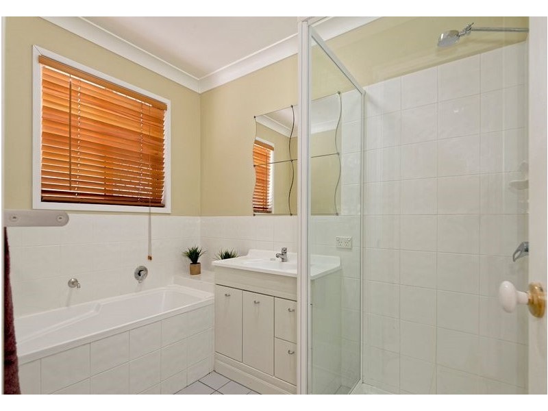 27 Woodtop Court, Ferny Hills QLD 4055