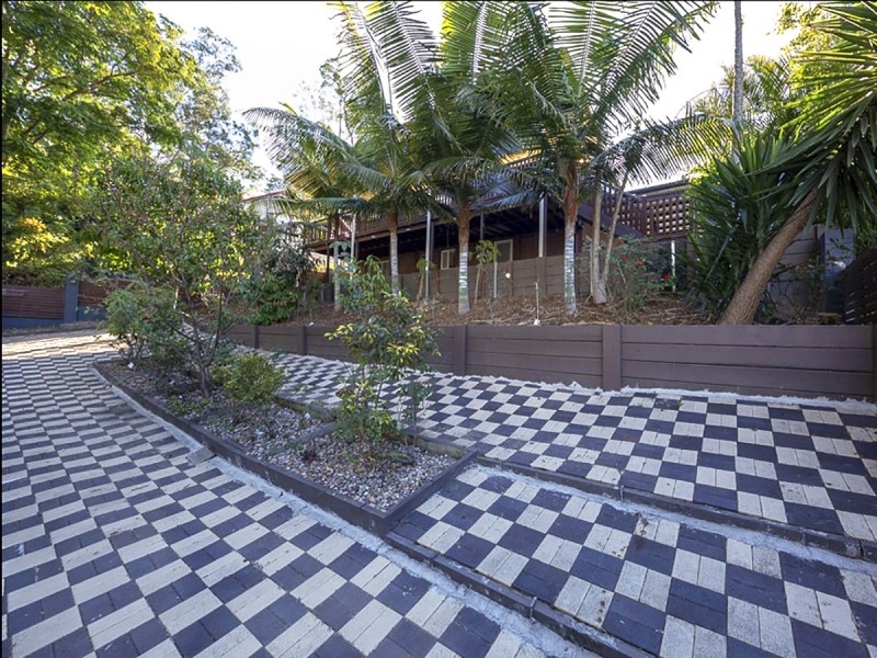 6 Neptune Street, Chapel Hill QLD 4069