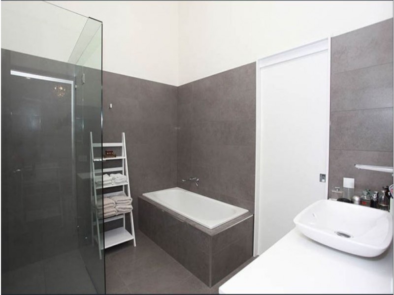 2/1 Jerdanefield Road, St Lucia QLD 4067