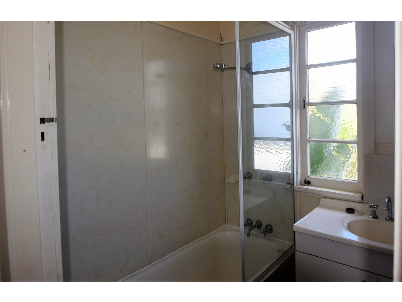 26 Pemberton Street, Booval QLD 4304