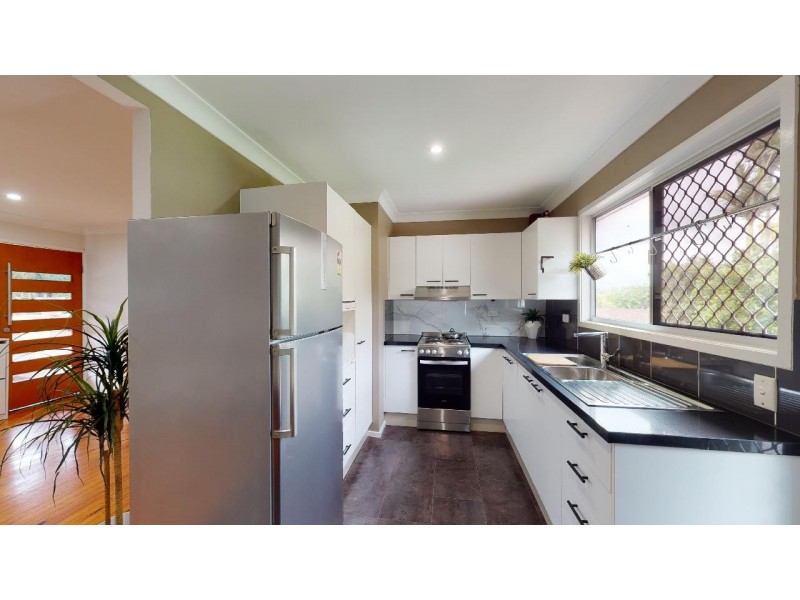 4 Surveyor Street, Seventeen Mile Rocks QLD 4073