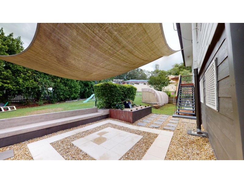 4 Surveyor Street, Seventeen Mile Rocks QLD 4073