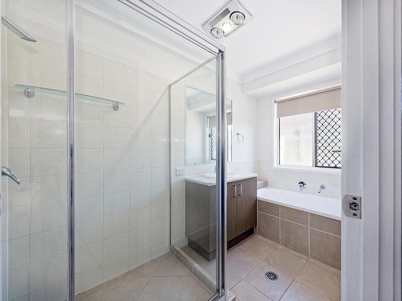 1 Jonathon Court, Flinders View QLD 4305