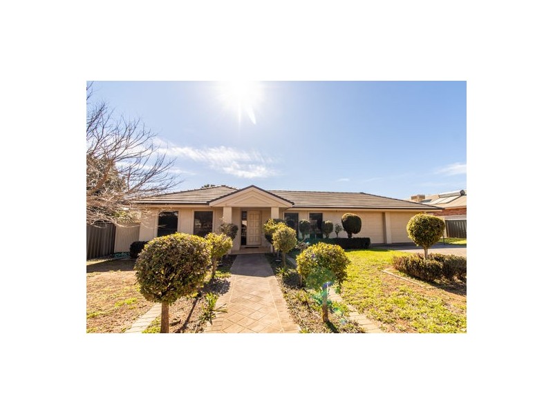 10 Ken McMullen Place, Dubbo NSW 2830
