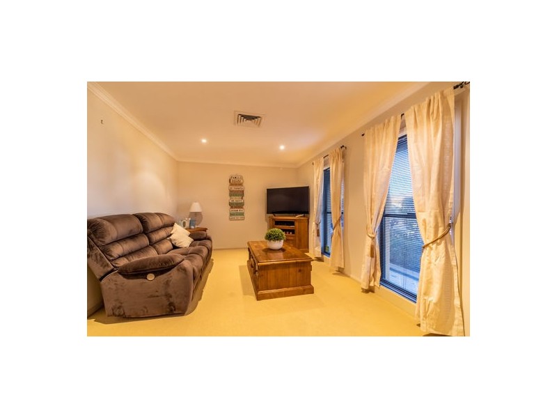 10 Ken McMullen Place, Dubbo NSW 2830