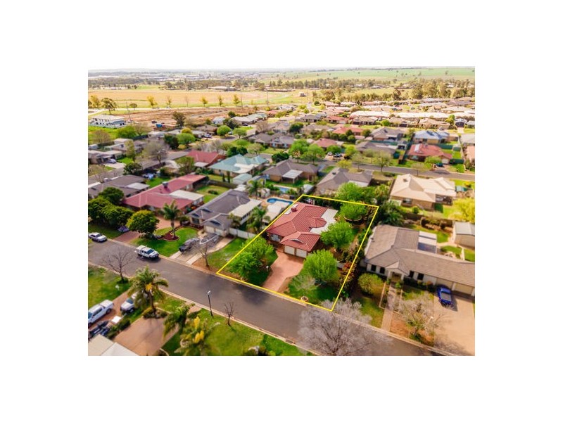 8 Ken McMullen Place, Dubbo NSW 2830
