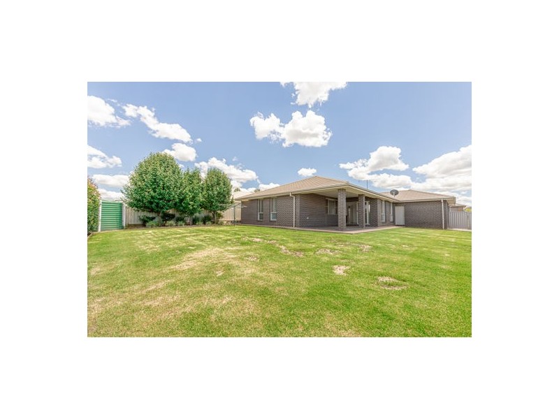 14 Ellenborough Avenue, Dubbo NSW 2830