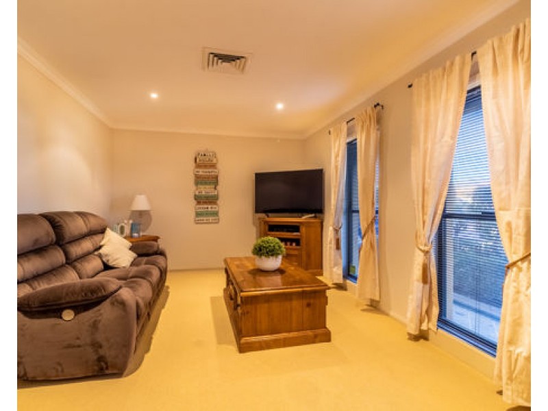 10 Ken McMullen Place, Dubbo NSW 2830