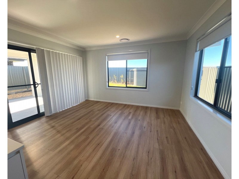 75 Magnolia Boulevard, Dubbo NSW 2830