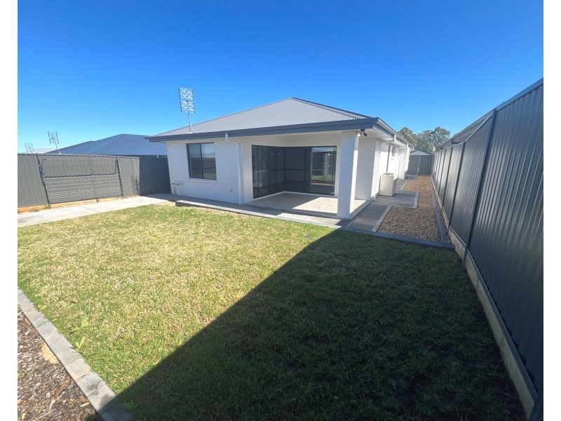 75 Magnolia Boulevard, Dubbo NSW 2830