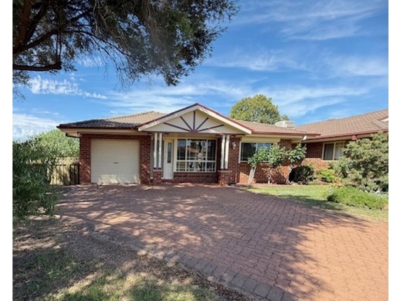 2 Paul McLean Place, Dubbo NSW 2830