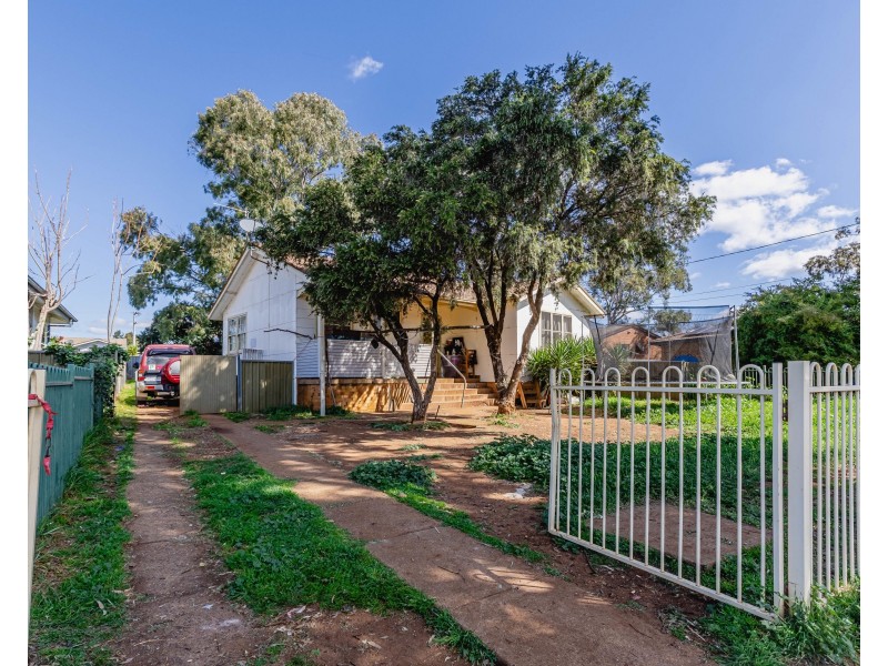 3 Armstrong Crescent, Dubbo NSW 2830
