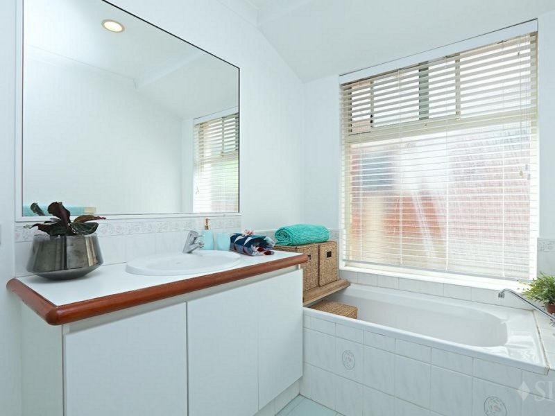 34 Warrener Gardens, Gwelup WA 6018