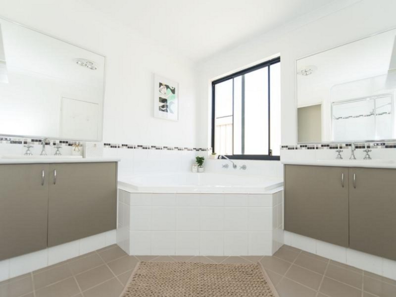 40 Albina Chase, Lakelands WA 6180