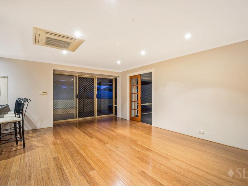 24 Mallina Circuit, Carramar WA 6031