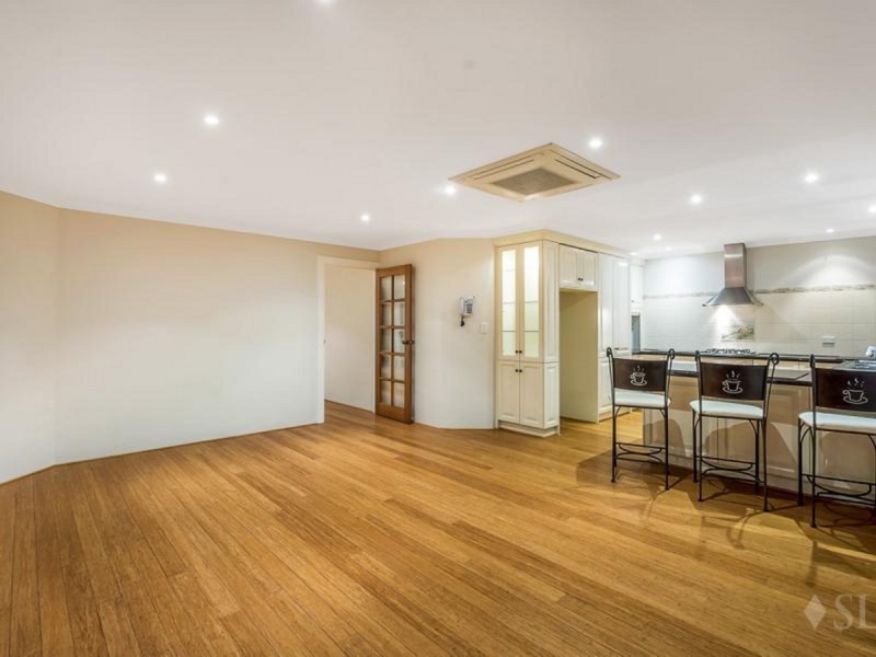 24 Mallina Circuit, Carramar WA 6031