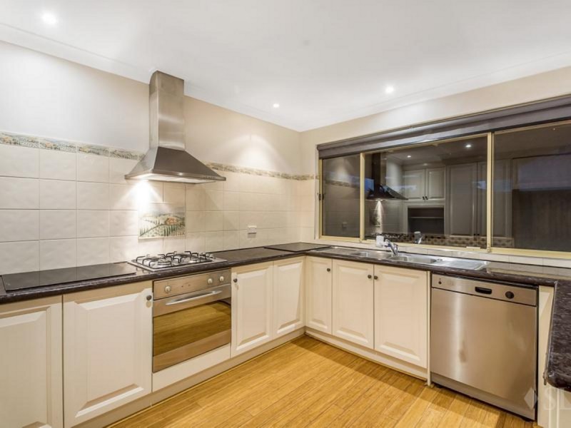 24 Mallina Circuit, Carramar WA 6031