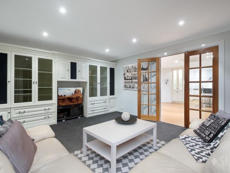 24 Mallina Circuit, Carramar WA 6031