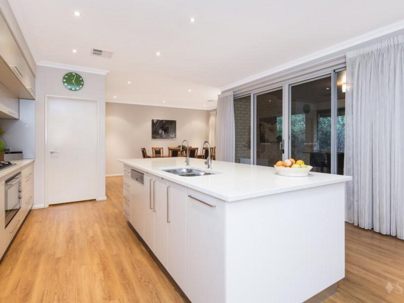 25 Crawshaw Crescent, Manning WA 6152