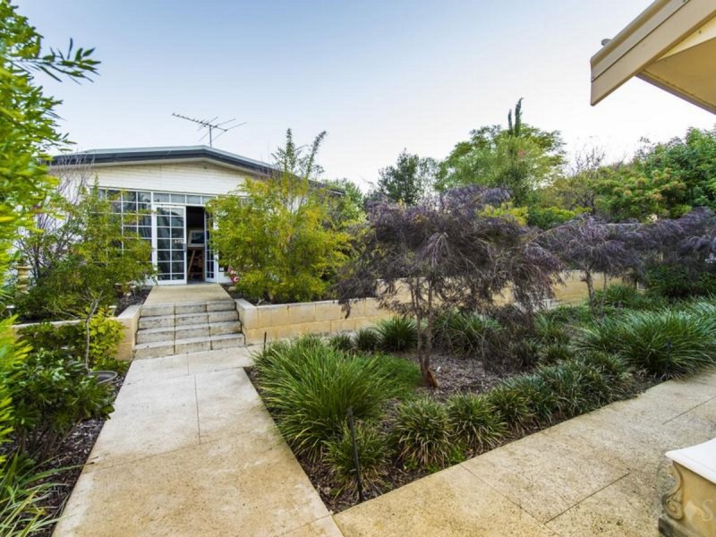 25 Crawshaw Crescent, Manning WA 6152