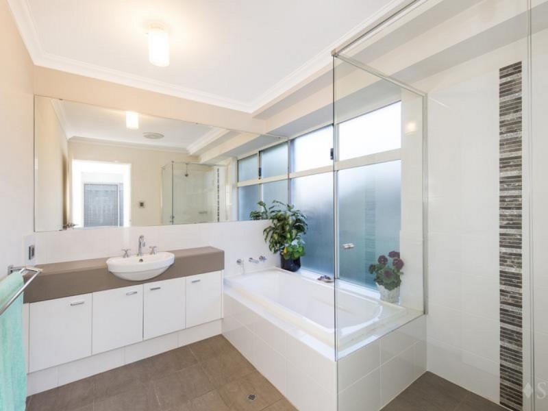 25 Crawshaw Crescent, Manning WA 6152