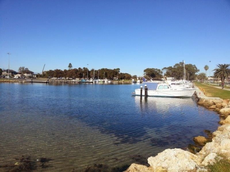 1/2 Sandalwood Parade, Halls Head WA 6210