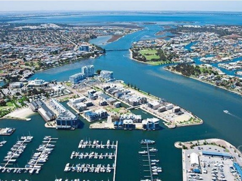 1/2 Sandalwood Parade, Halls Head WA 6210