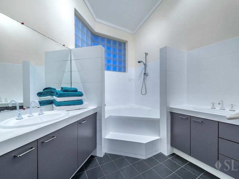 11 Queenscliff Court, Kallaroo WA 6025