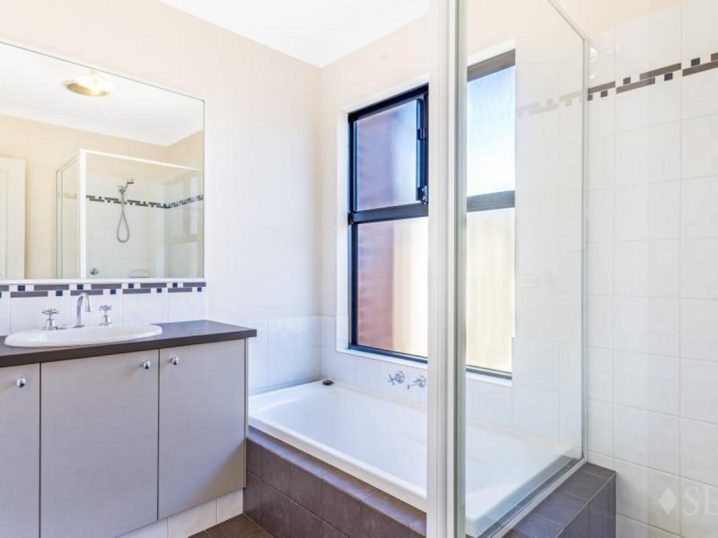 9 Peebles Cross, Sinagra WA 6065