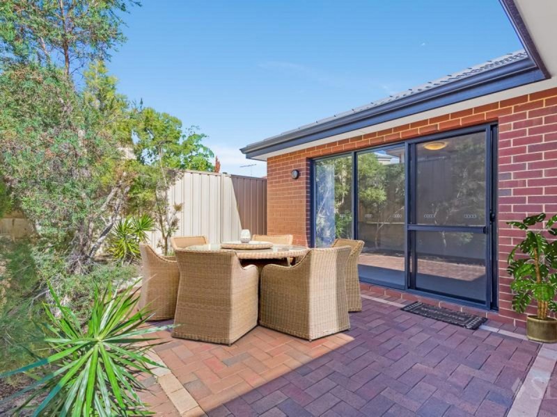 9 Peebles Cross, Sinagra WA 6065