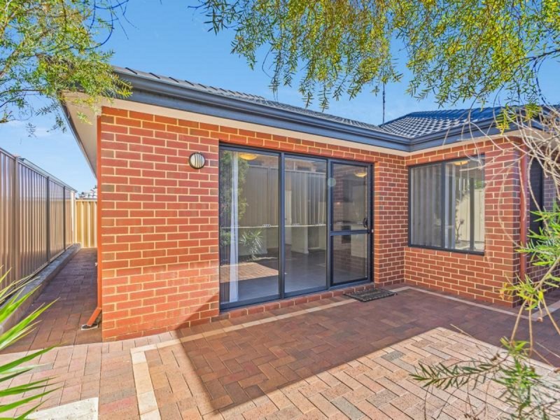 9 Peebles Cross, Sinagra WA 6065