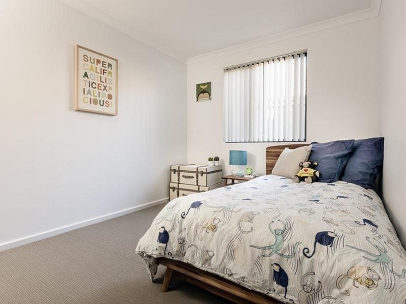 15 Mountain Street, Banksia Grove WA 6031