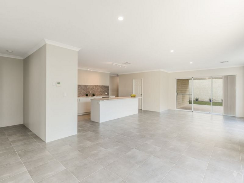 13 Campden Loop, Parmelia WA 6167